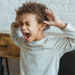 Tips Menghadapi Anak Yang Suka Menarik Narik Baju Orang Tua Panduan Lengkap Untuk Orang Tua Dan Pendidik